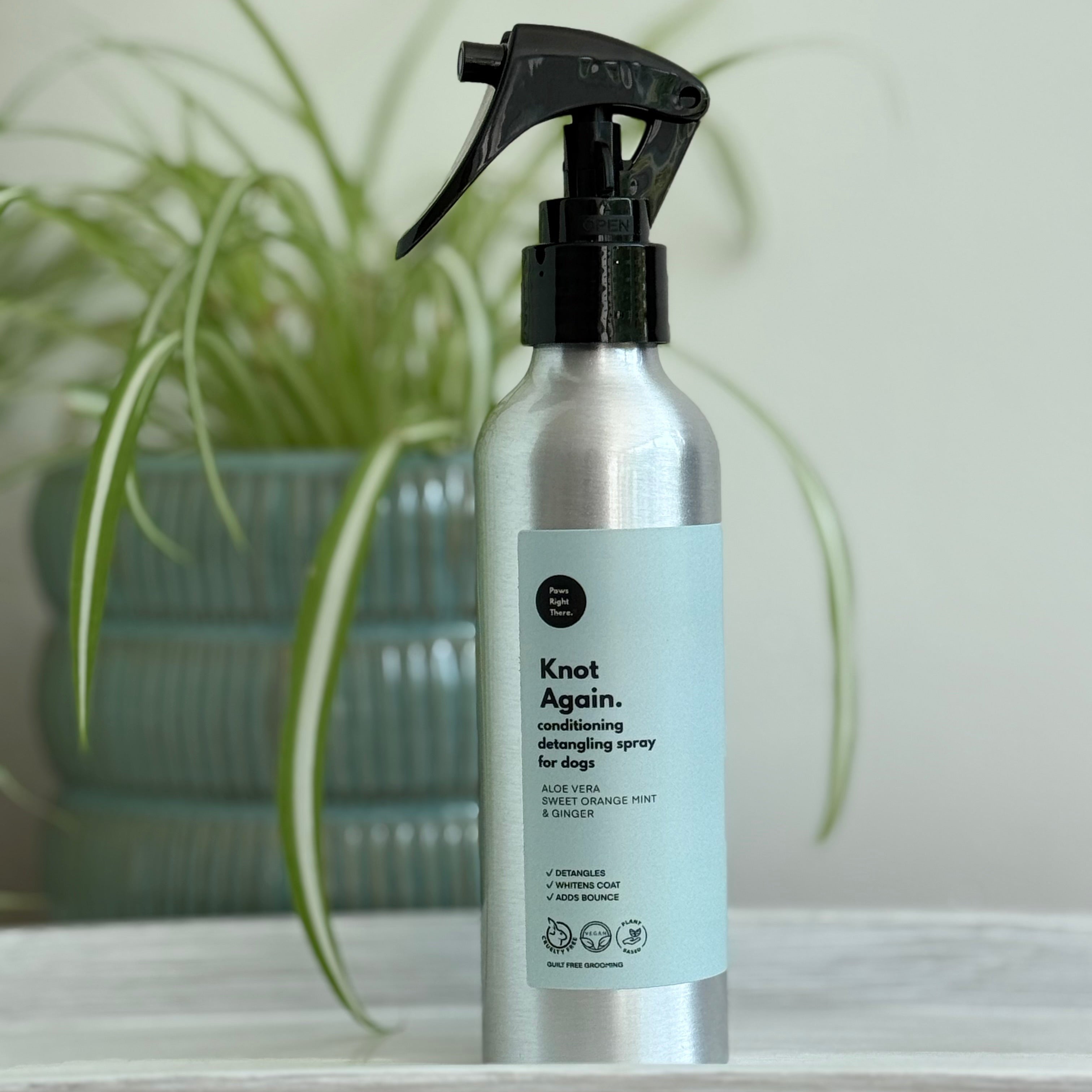 Dog detangling and conditioning spray bottle, 150 ml with black trigger sprayer.