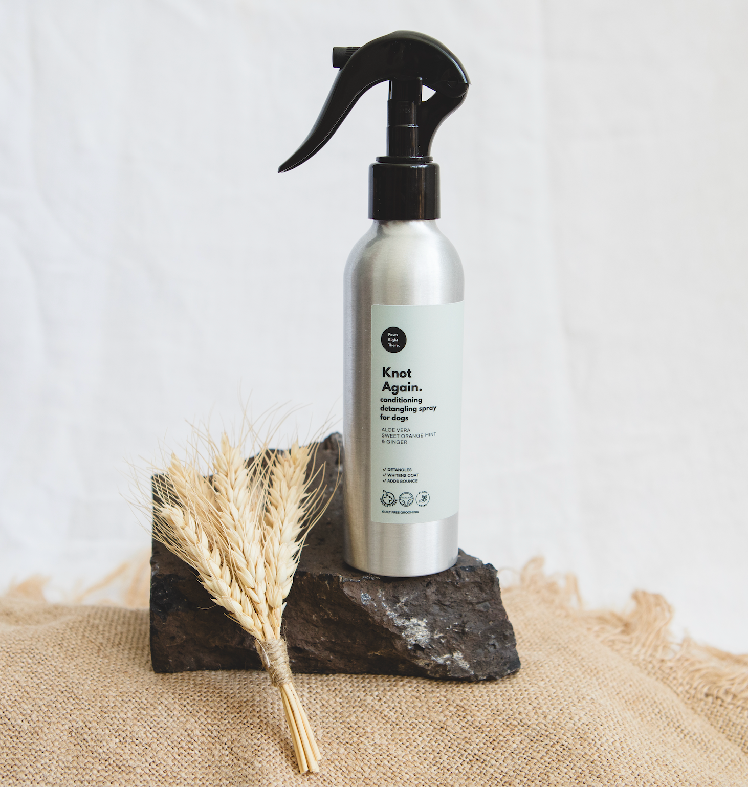 Dog detangling spray bottle with black trigger, silver bottle; 150 ml.