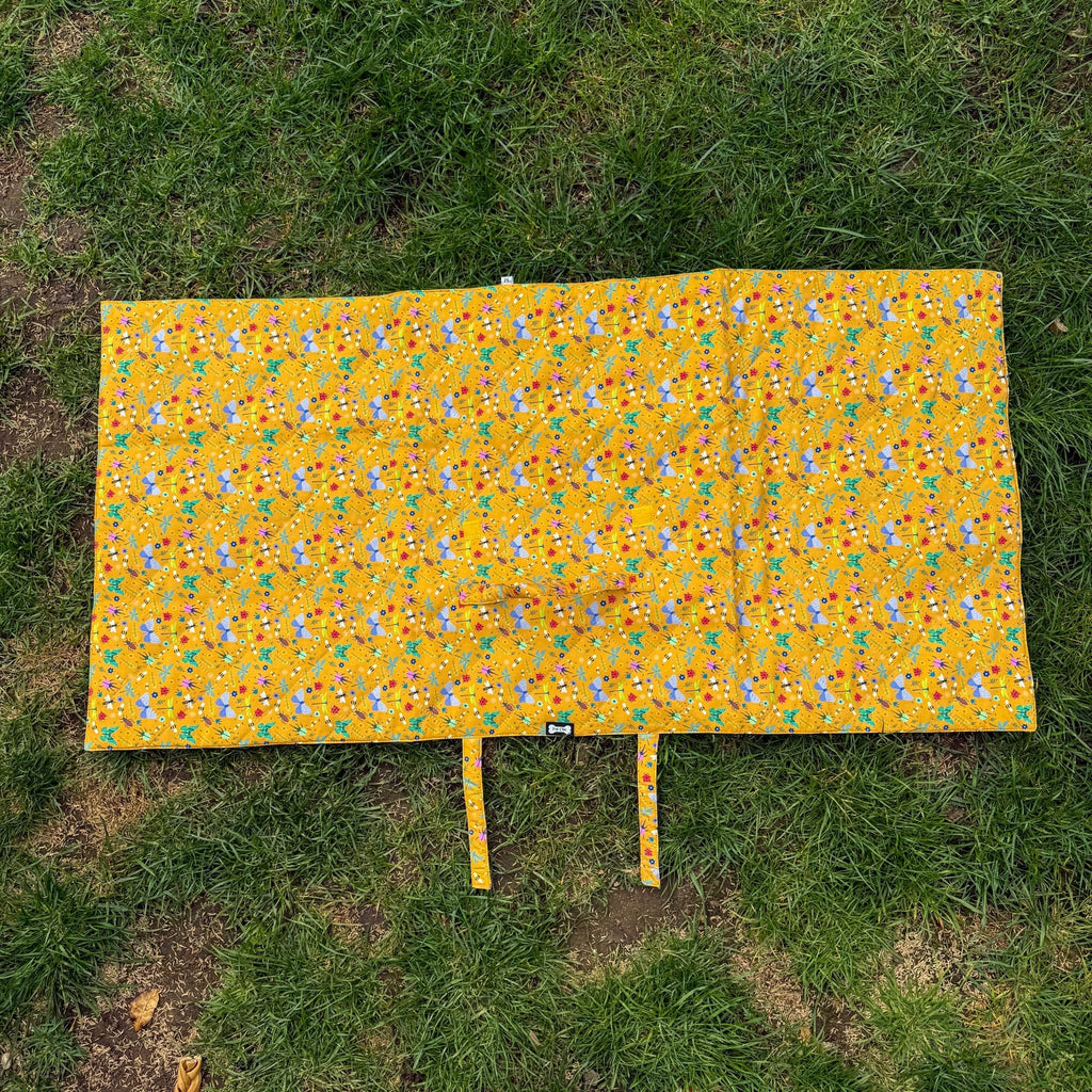 Summer Buzzin' Dog Settle Mat – Lightweight, Waterproof & Travel-Friendly